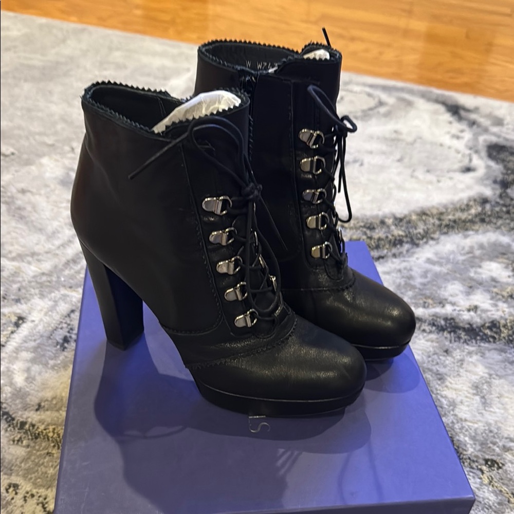 Stuart Weitzman black leather Lace-Up Ankle Boots 6.5